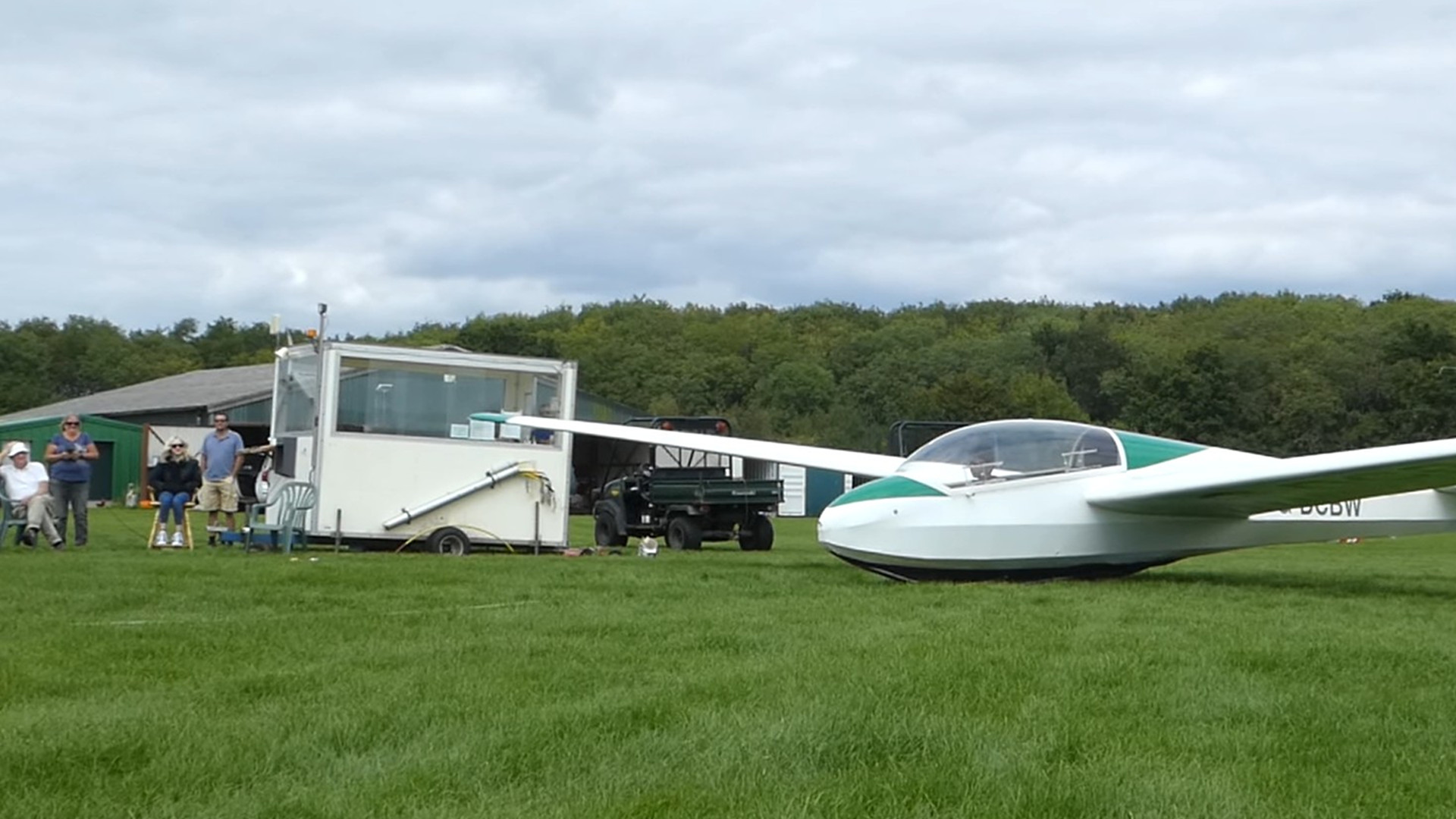 14 year old pilot Kai goes solo at Stratford on Avon Gliding Club